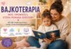 Czym jest bajkoterapia i dlaczego pomaga dzieciom? Bajkoterapia – mama czyta dziecku bajkę terapeutyczną wspierającą rozwój emocjonalny, wyobraźnię i poczucie bezpieczeństwa.