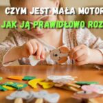 Czym Jest Mała Motoryka i Jak Ją Prawidłowo Rozwijać? Mała dziewczynka bawi się filcowymi zwierzątkami na spinaczach, ćwicząc małą motorykę i sprawność manualną dłoni